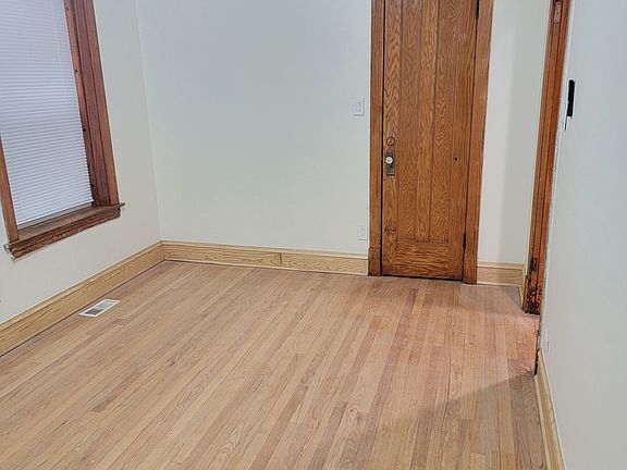 3rd image of 4830 W Oakdale Ave Unit 1