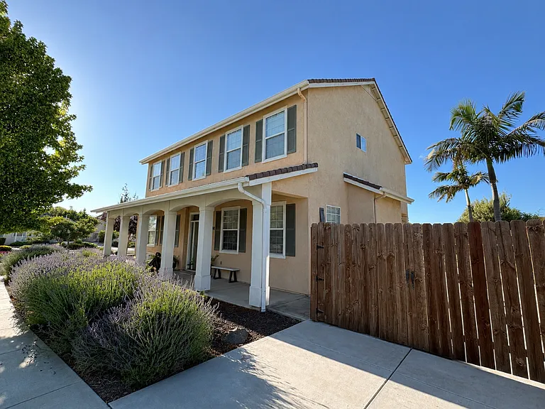1410 Raspberry Ave — Photo 2