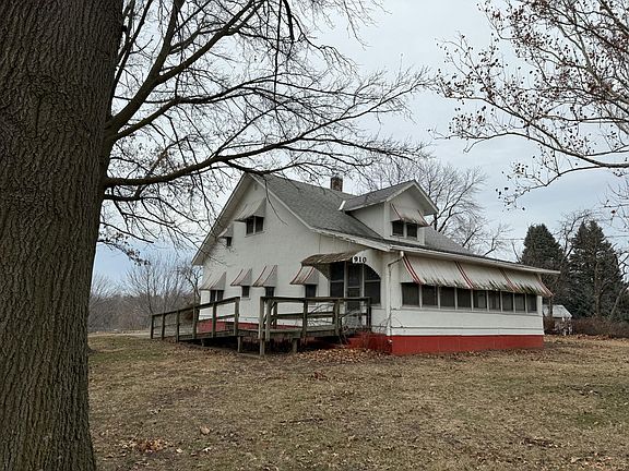 2nd image of 910 N Locust St