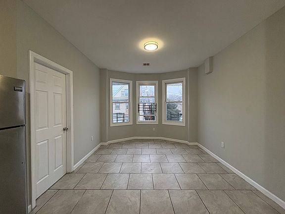 4th image of 385 S 20th St Floor 2