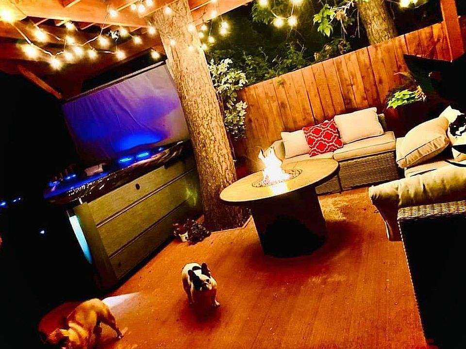 Hottub/deck/patio/grill area
