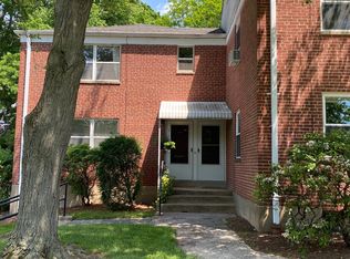 1044 Trout Brook Dr, West Hartford, CT 06119