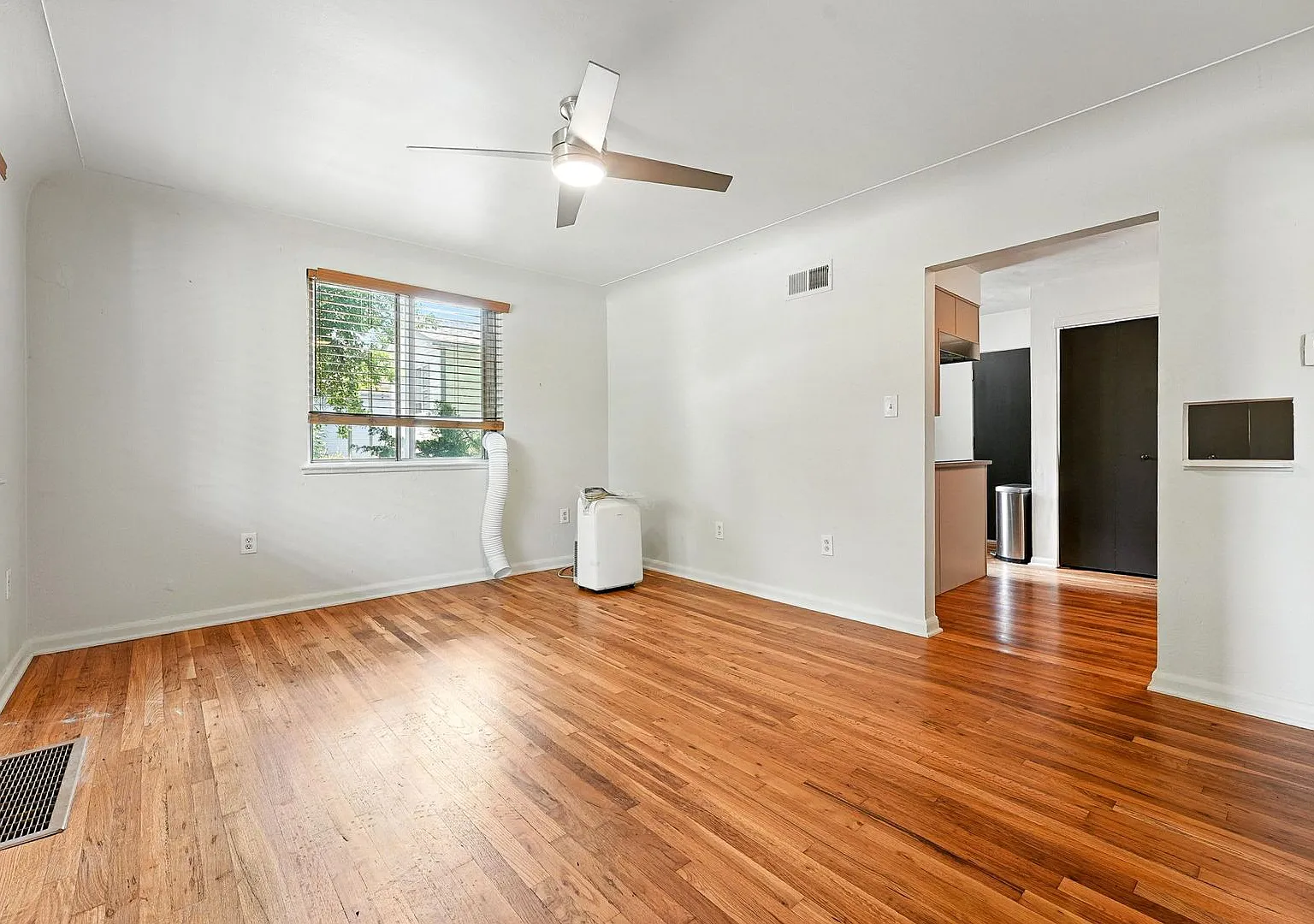 Upper Level Duplex with High walk score! Adjacent to Swedish and Craig Hospitals! — Photo 3