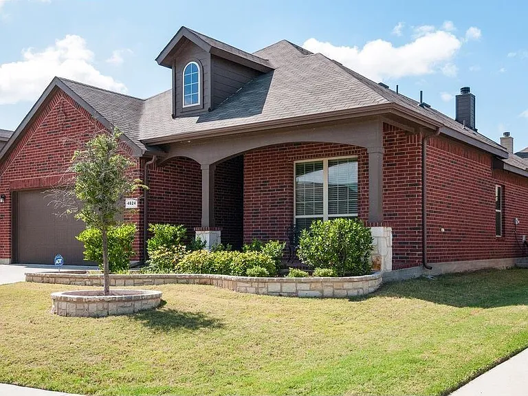 4624 Lazy Oaks St — Photo 2
