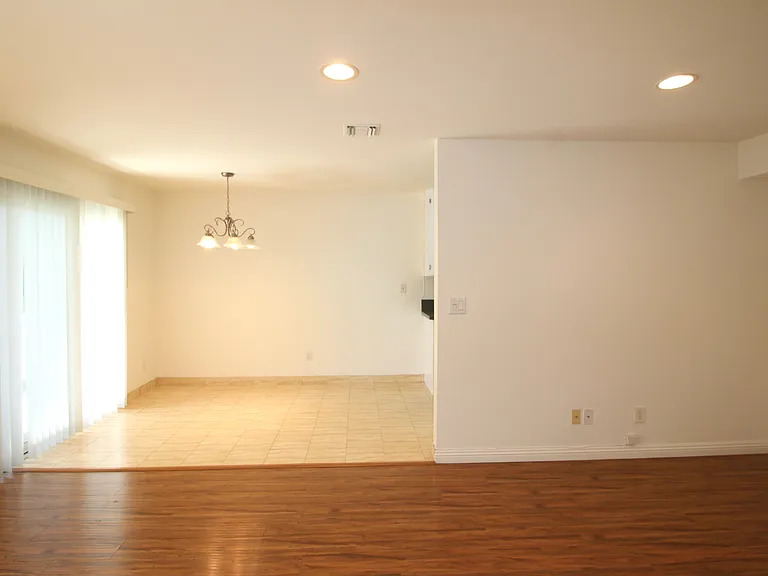 Nordhoff Apartments — Photo 9