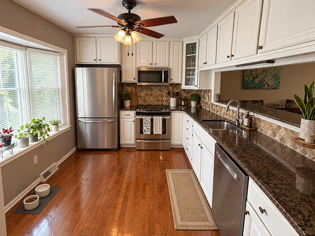 4 bed, 3.5 bath, 2400 sqft, $2,450 — Photo 3