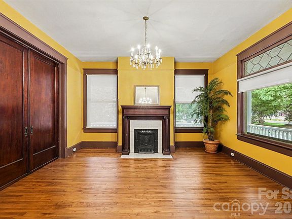 11th image of 810 E Franklin St
