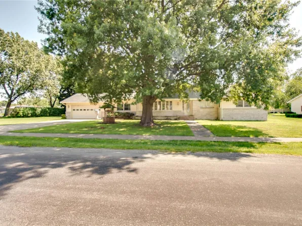 525 Harrington St, Carlinville, IL 62626
