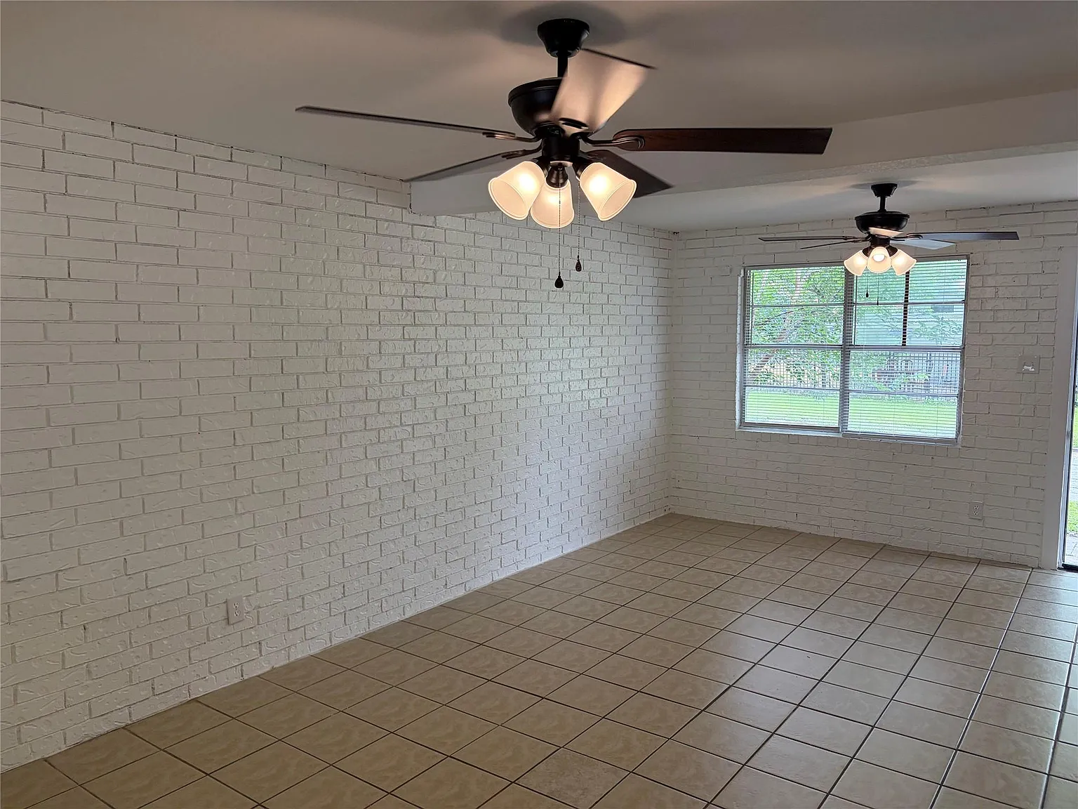 2 bed, 1.0 bath, 3782 sqft, $1,300 — Photo 3