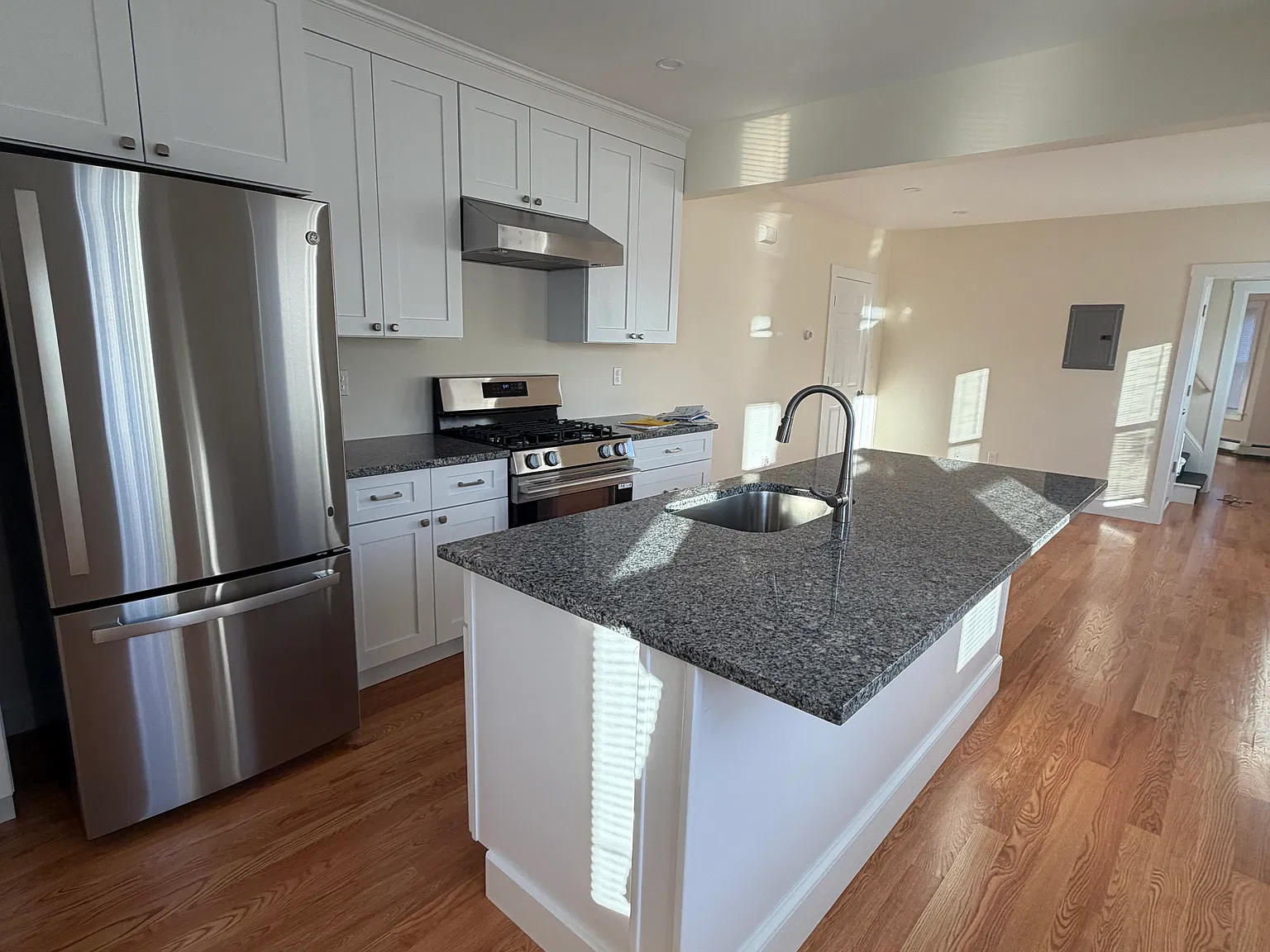 3 bed, 1100 sqft, $2,800 — Photo 2