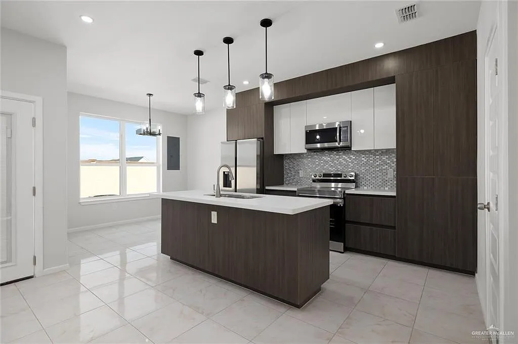 3 bed, 2.5 bath, 1700 sqft, $1,900 — Photo 3