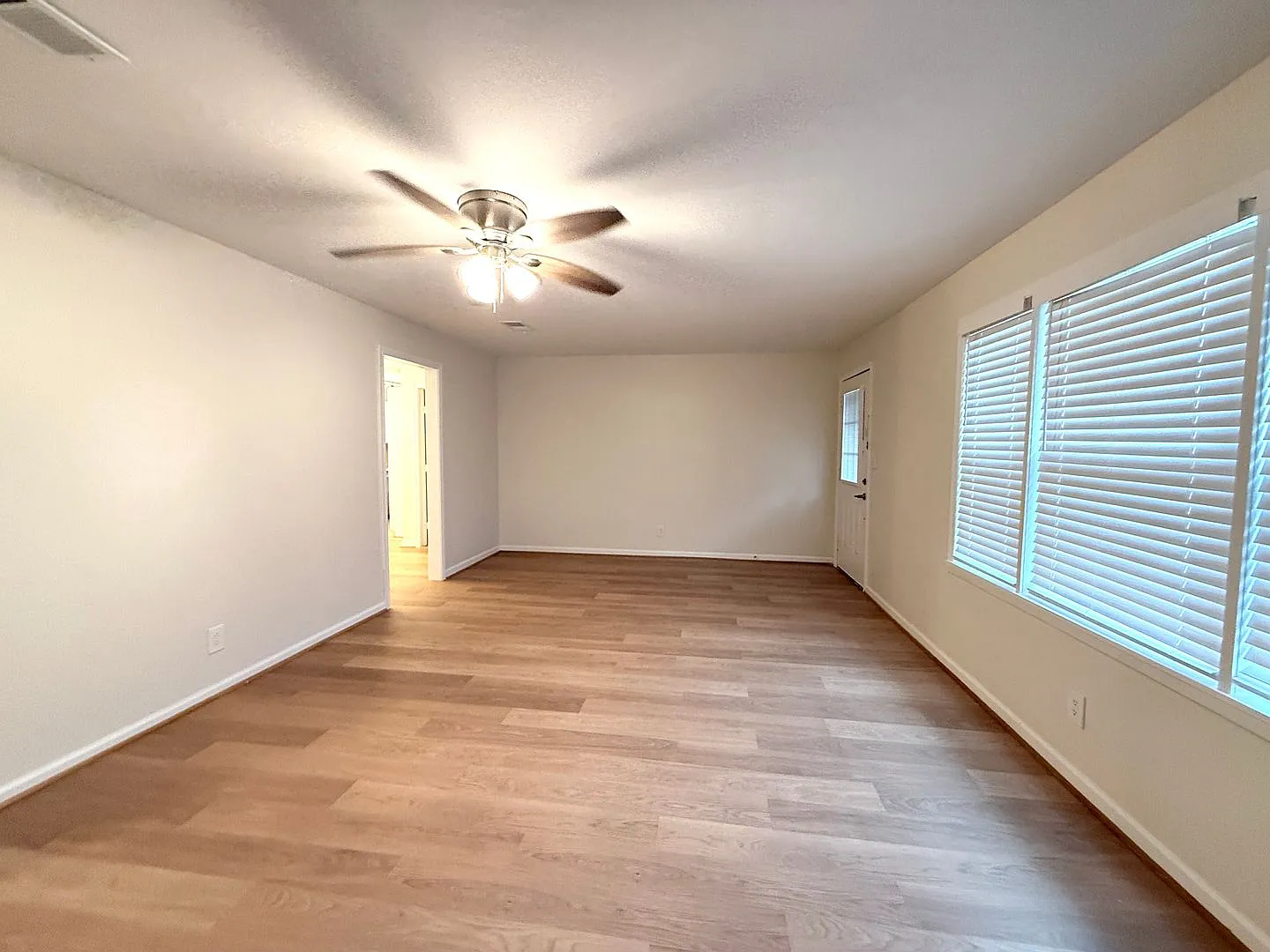 Gorgeous and spacious 4/2/2 on almost an acre in Angleton — Photo 4