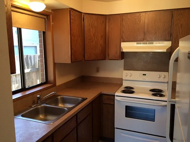 904 Charles St — Photo 2