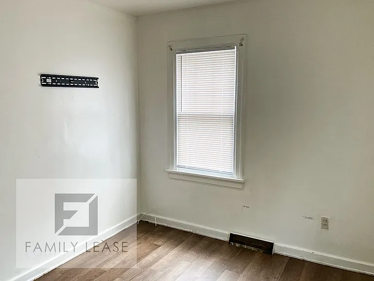 1087 N Summit Ave — Photo 7