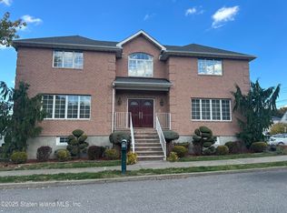 18 Dobbs Pl, Staten Island, NY 10301