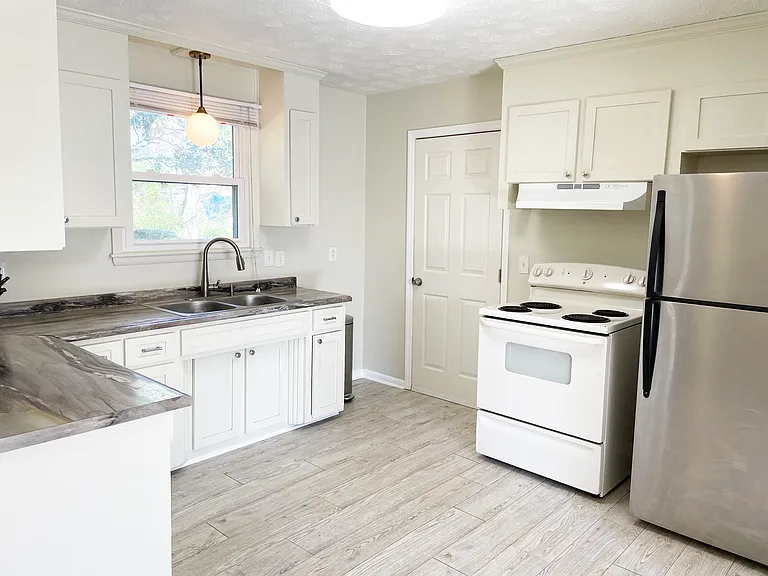736 Vanderhorst Dr — Photo 8