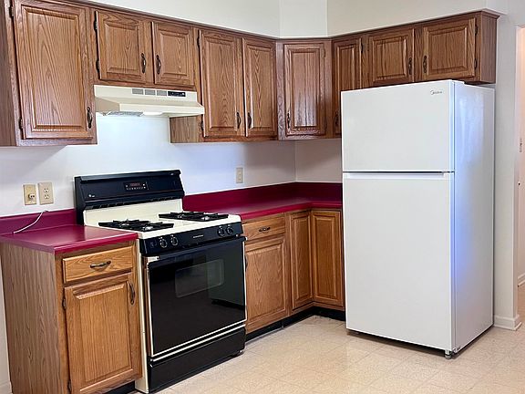 3rd image of 141 Iris Dr