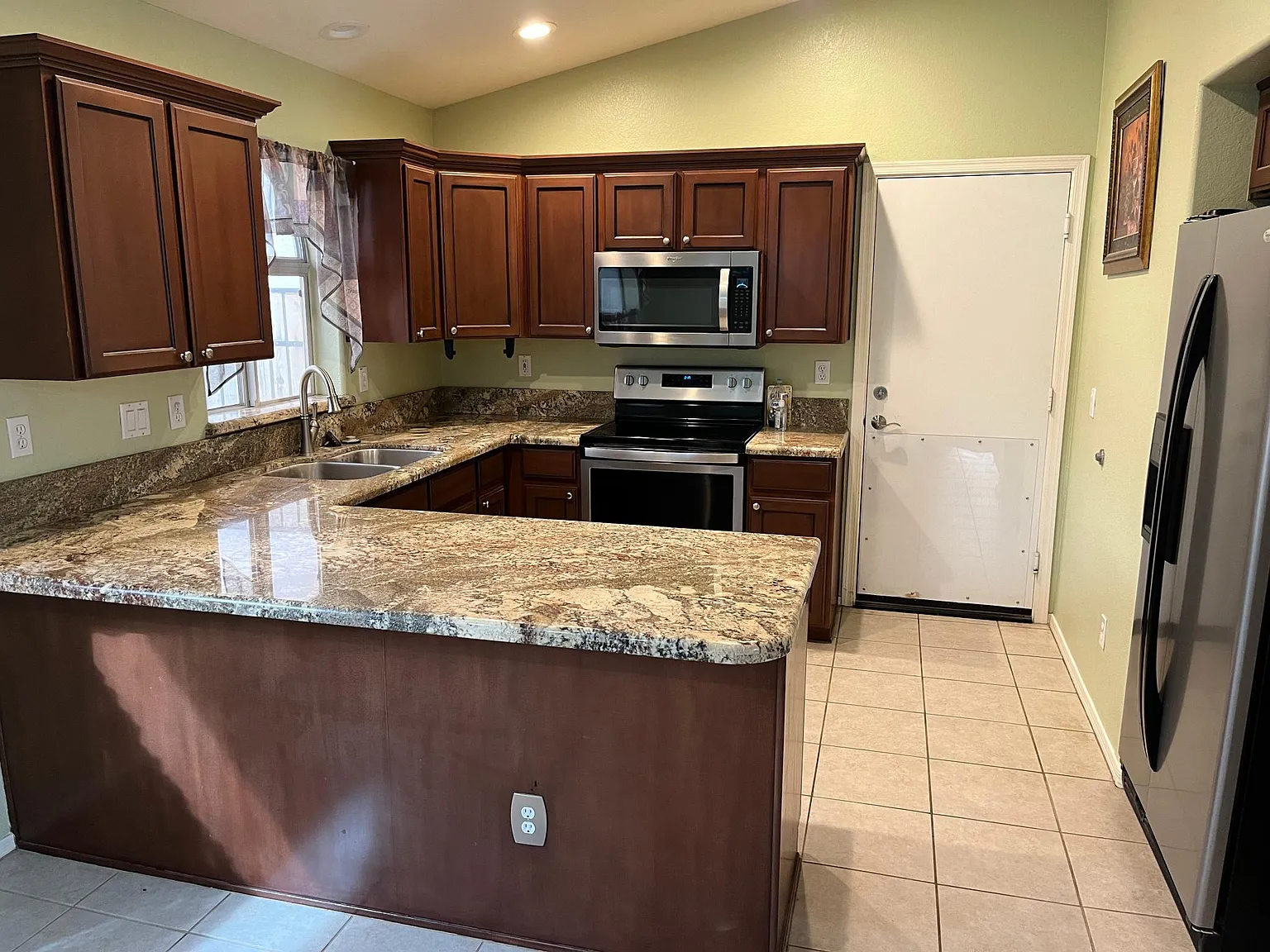 3 bed, 1401 sqft, $2,299 — Photo 4