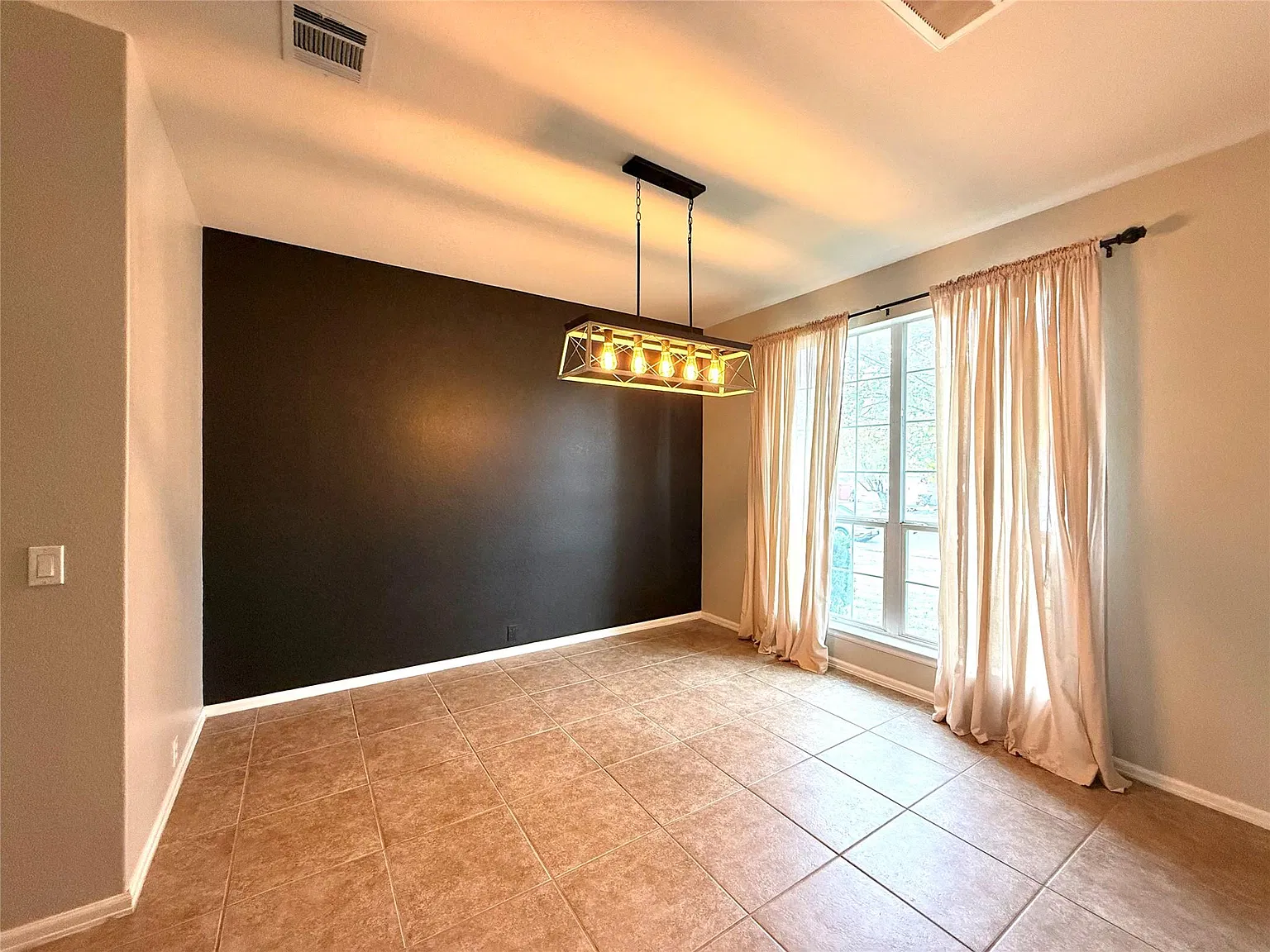 4 bed, 2.5 bath, 2966 sqft, $1,900 — Photo 4