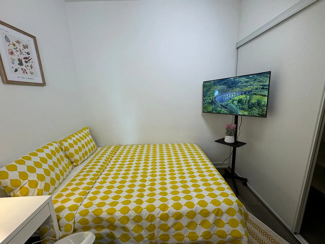 Deluxe Room - Yonge Street & Gloucester Street — Photo 3