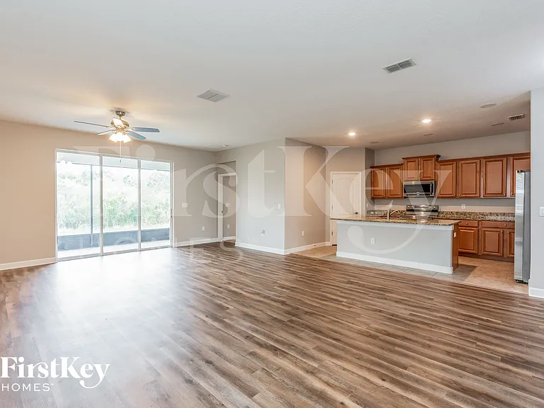 20241 Merry Oak Ave — Photo 2
