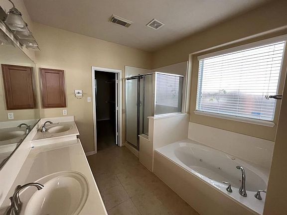 4th image of 16003 Emerald Briar Ln