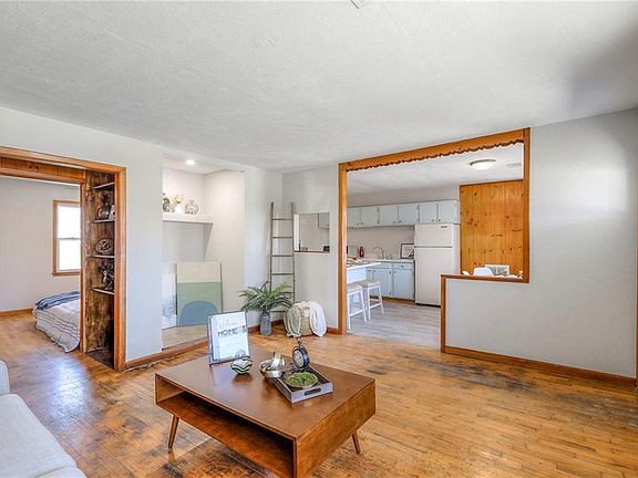 5th image of 208 N Missouri St