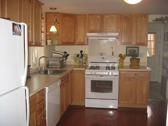 Kitchen w/HW floors
