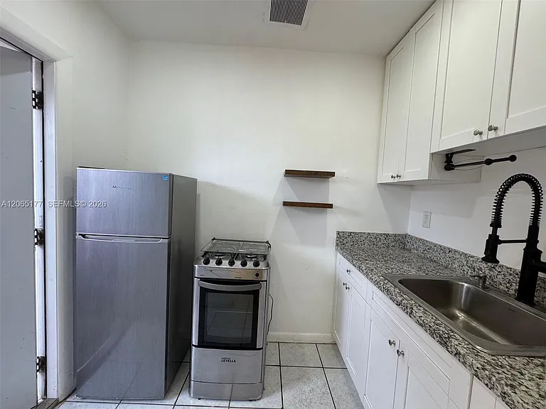 2380 NW Flagler Ter #R — Photo 9