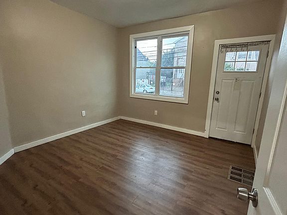 4th image of 203 12th Ave Floor 1
