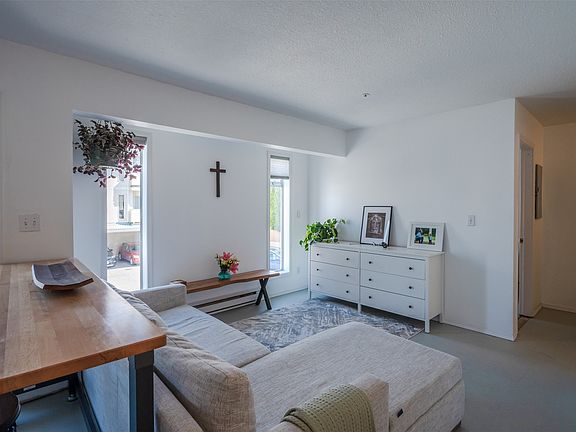 3rd image of 1135 Main St #3
