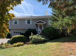 32 Kristen Ct, Portsmouth, RI 02871