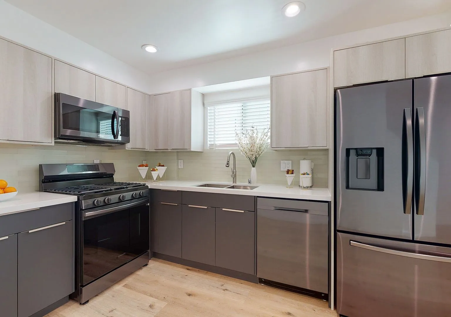 Top-Of-The-Line 4 Bed/4 Bath Townhomes With Parking! — Photo 3