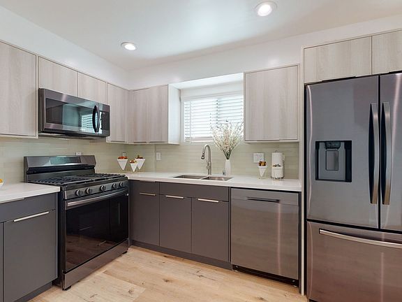 3rd image of 638 N Serrano Ave #1/2