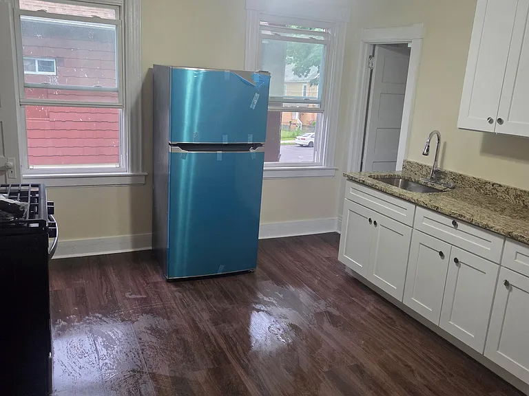 33-35 E Raymond St #2 — Photo 2