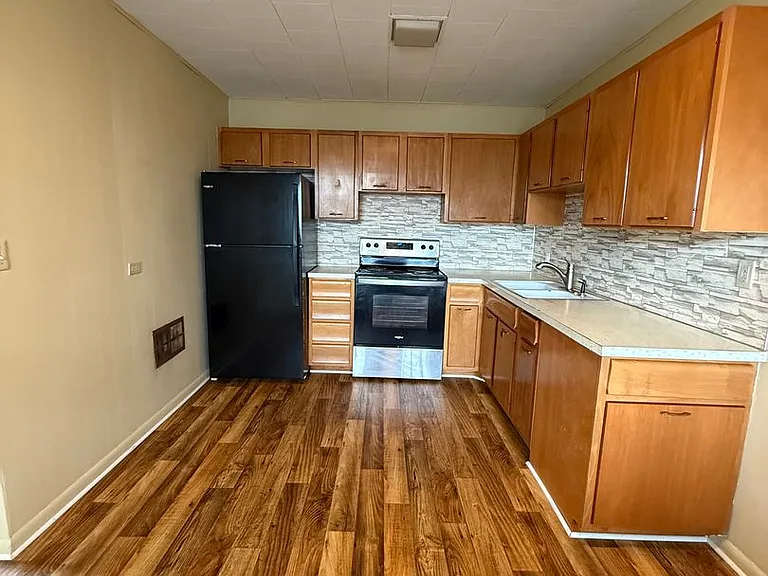 1835 Oregon Ave — Photo 1