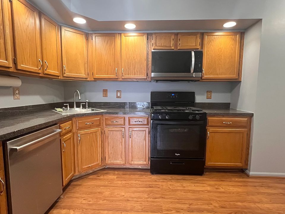 Eat in Kitchen (1st Floor)
