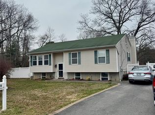 15 New York Ave, Bay Shore, NY 11706