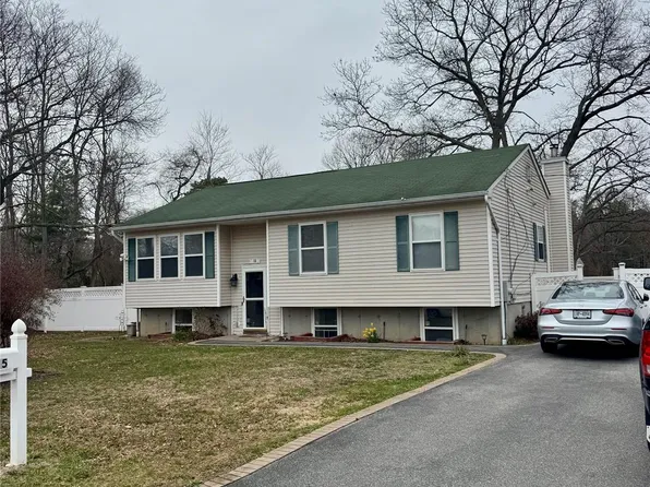 15 New York Ave, Bay Shore, NY 11706