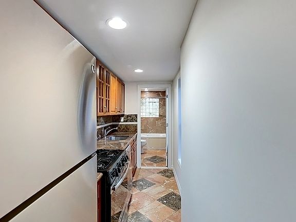 4th image of 126 E 7th St #5BK