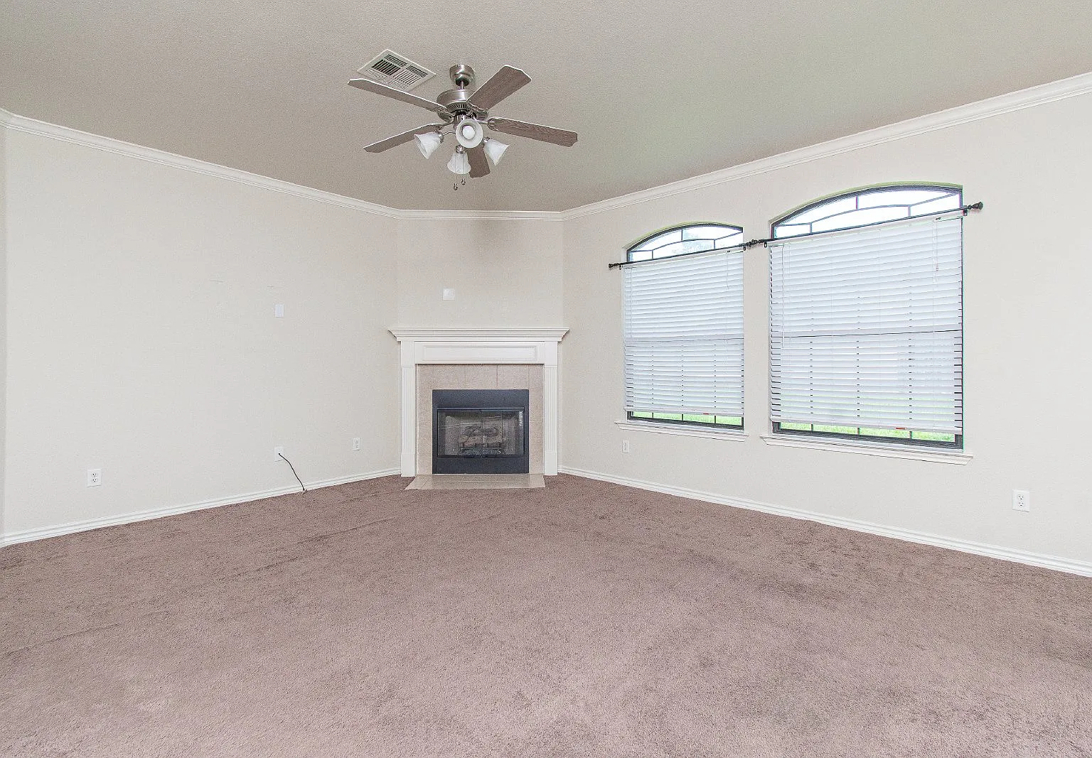 3 bed, 2.0 bath, 2143 sqft, $1,700 — Photo 3