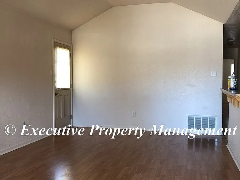 314 Janelle Dr — Photo 2