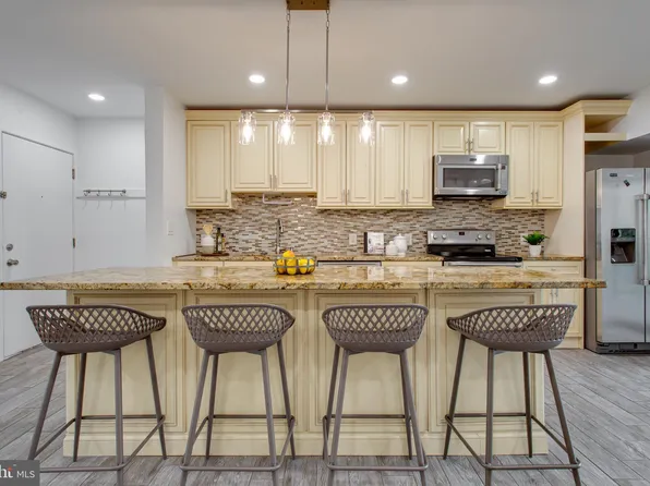 2206 Castle Rock Sq APT 22C, Reston, VA 20191