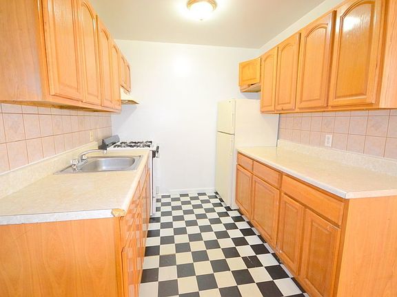 2nd image of 199 Maujer St #3