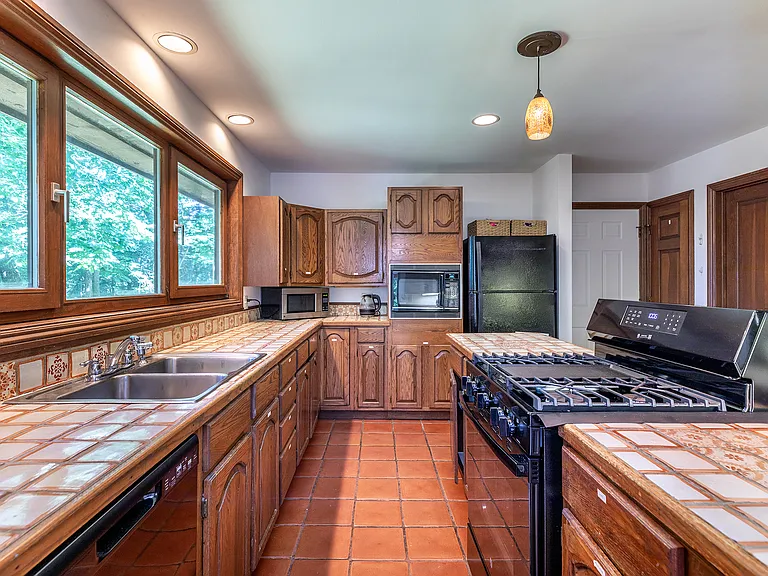 230 E Litchfield Rd — Photo 10