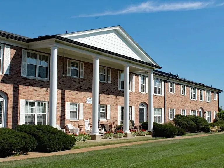 Colonial Village Apartments — Photo 22