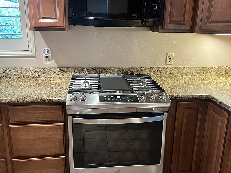 kitchen -- gas stove