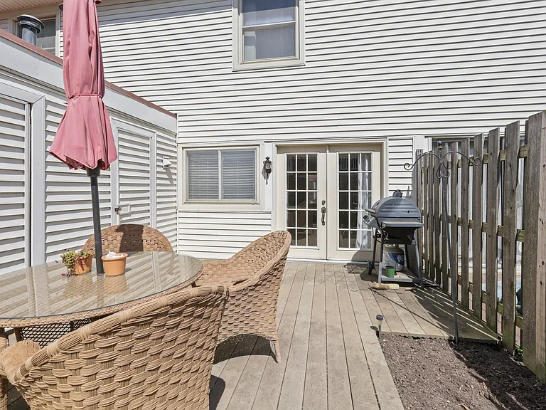 943 Manor Ln — Photo 43