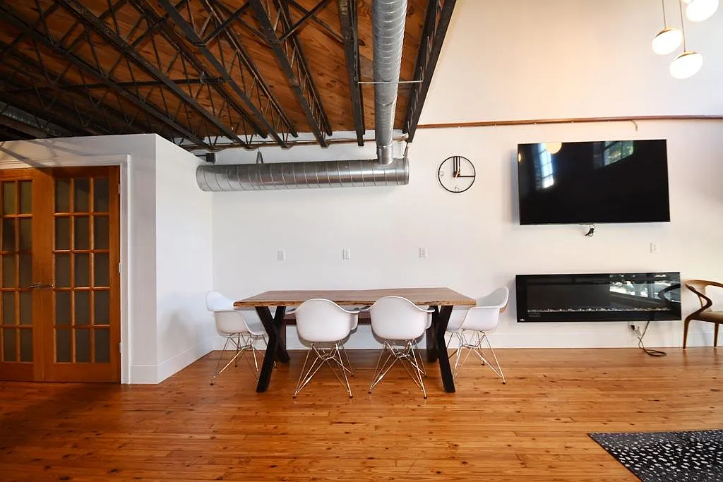 2 bed, 2300 sqft, $2,500 — Photo 4