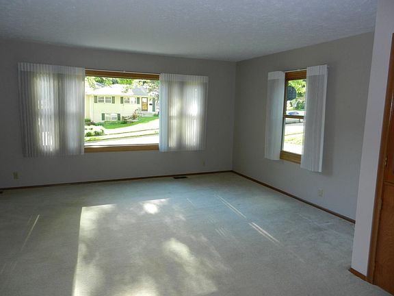 4th image of 3707 S 91st St